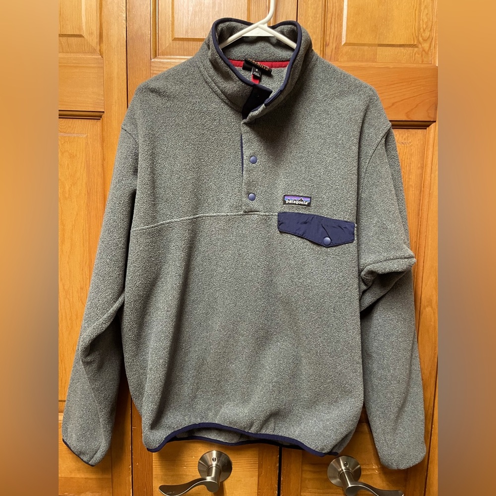 Patagonia grey quarter snap with navy accents, men’s medium